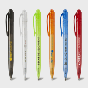 Six stylos colorés avec logos et textes différents.