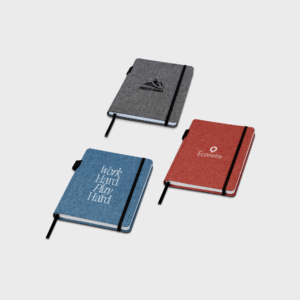 Trois carnets élégants de différentes couleurs.
