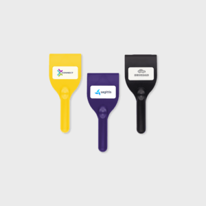 Trois grattoirs à pare-brise colorés avec logos.