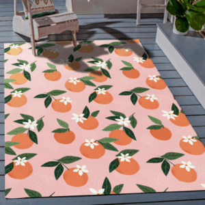 Tapis avec motifs oranges et feuilles sur terrasse.