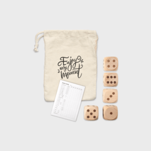 Sac avec dés et carte de score.