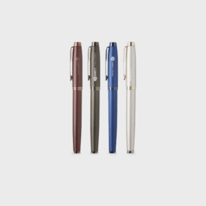 Stylos colorés alignés sur fond blanc.