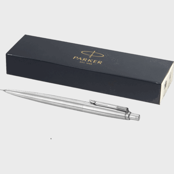 Stylo argenté avec boîte noire Parker.