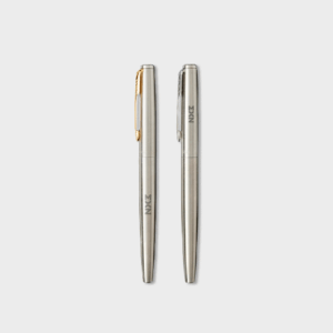 Deux stylos à bille métalliques argentés.