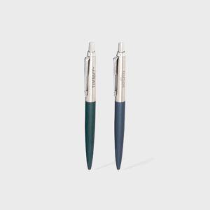 Deux stylos à bille avec clips métalliques.