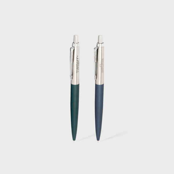 Deux stylos à bille avec clips métalliques.