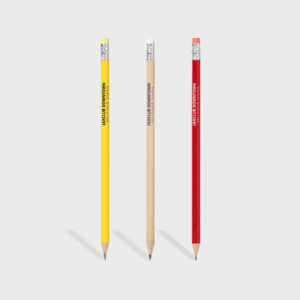 Trois crayons de couleur avec gomme.