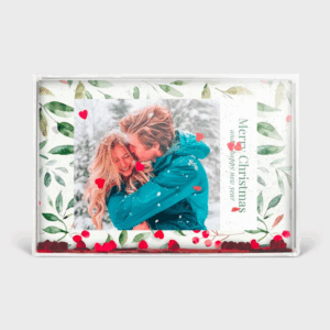 Couple embrassant dans un cadre de Noël décoré.
