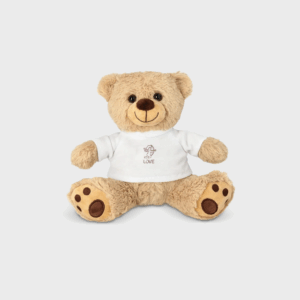 Ourson en peluche avec t-shirt blanc imprimé.