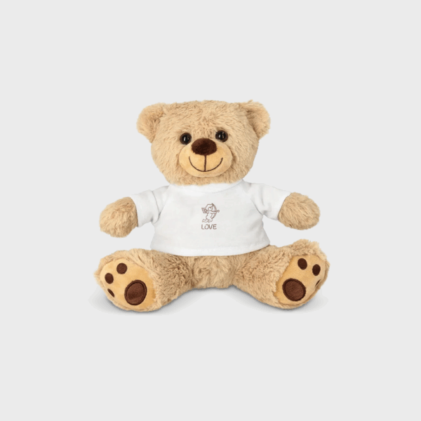 Ourson en peluche avec t-shirt blanc imprimé.