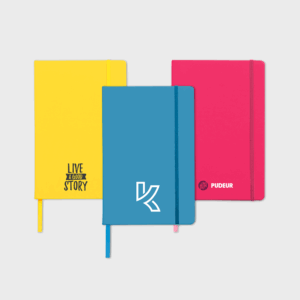 Trois carnets colorés avec logos variés.