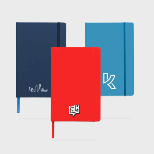 Carnets colorés avec élastiques de fermeture.