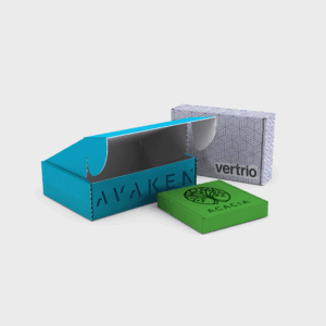 Boîtes ouvertes et fermées avec logos.