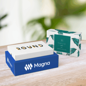 Trois boîtes en carton sur une table.