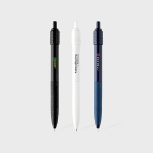 Trois stylos à bille noirs, blancs et bleus.