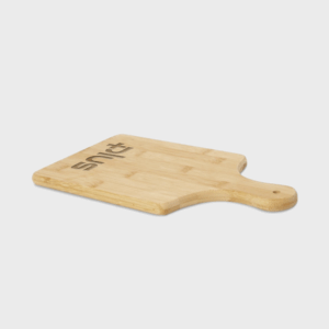 Planche à découper en bois avec poignée gravée.
