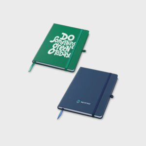 Carnets verts et bleus avec élastiques.