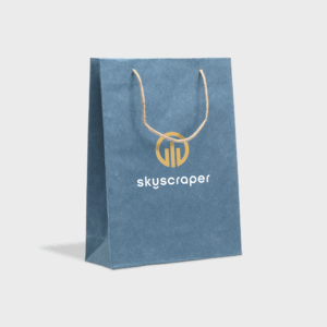 Sac en papier bleu avec logo doré.