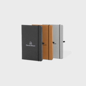 Trois carnets de notes noirs, bruns et gris.