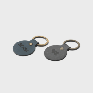 Porte-clés en cuir avec motifs gravés.