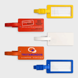 Étiquettes à bagages colorées pour voyage.