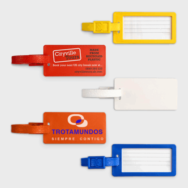 Étiquettes à bagages colorées pour voyage.