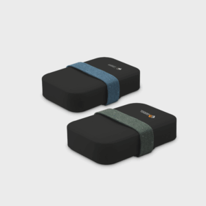 Deux boîtes noires avec bandes textiles colorées.