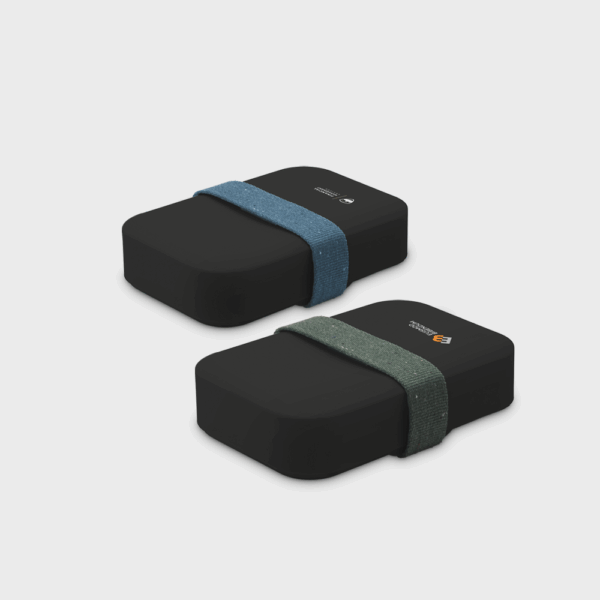 Deux boîtes noires avec bandes textiles colorées.