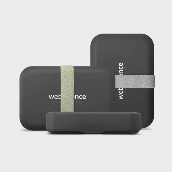 Trois étuis de protection noire avec textures différentes.