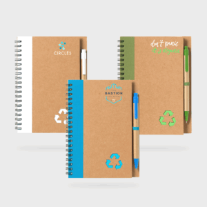 Carnets recyclables avec stylos écologiques attachés.