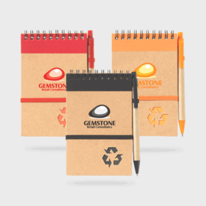 Carnets recyclables avec stylos, logo Gemstone visible.