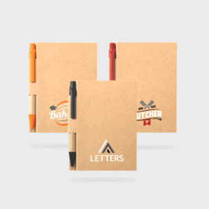 Carnets kraft avec stylos orange, rouge et noir.