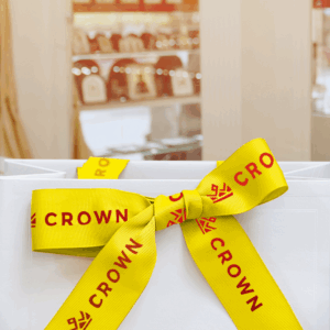 Cadeau avec ruban jaune Crown, intérieur chic.
