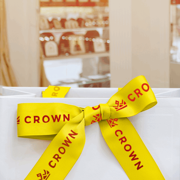 Cadeau avec ruban jaune Crown, intérieur chic.
