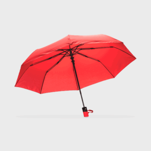 Parapluie rouge ouvert sur fond blanc.