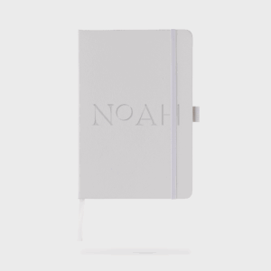 Carnet blanc avec élastique et nom en relief.