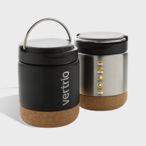 Deux thermos avec base en liège, design moderne.