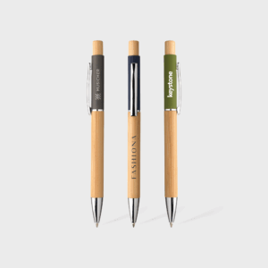 Stylos à bille en bois avec marques imprimées.