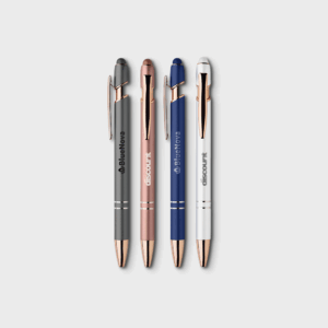 Quatre stylos à bille colorés sur fond blanc.
