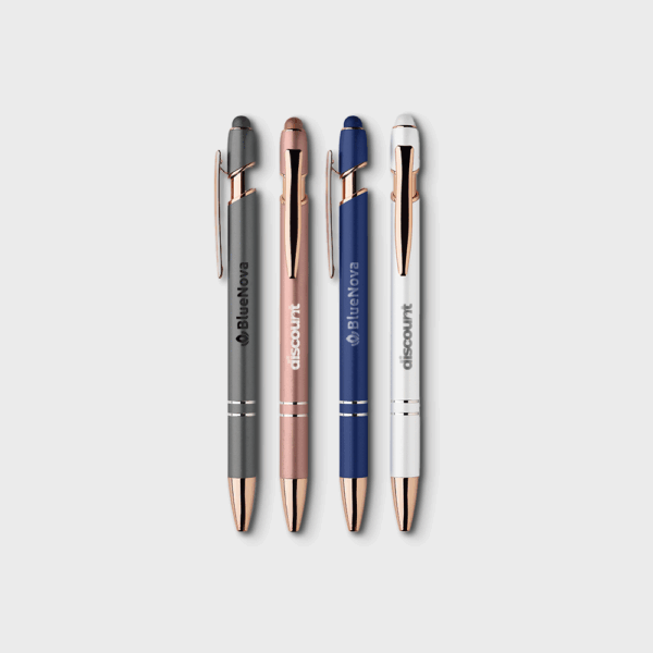 Quatre stylos à bille colorés sur fond blanc.