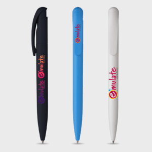 Trois stylos colorés avec logo Emulate Consultancy.
