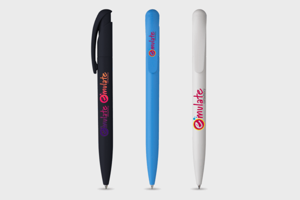 Trois stylos colorés avec logo Emulate Consultancy.