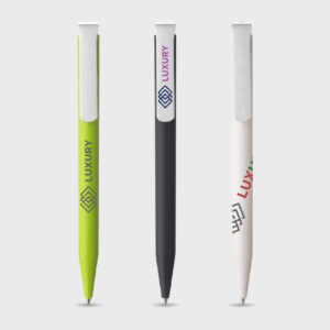 Stylos colorés avec logo sur fond gris.