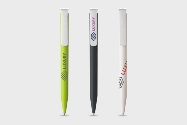 Stylos colorés avec logo sur fond gris.