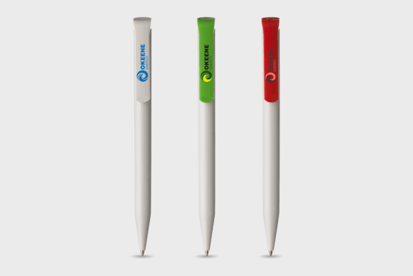 Trois stylos blancs avec boutons colorés.