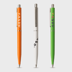 Trois stylos colorés : orange, blanc, vert.