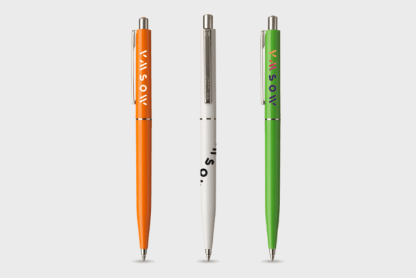 Trois stylos colorés : orange, blanc, vert.