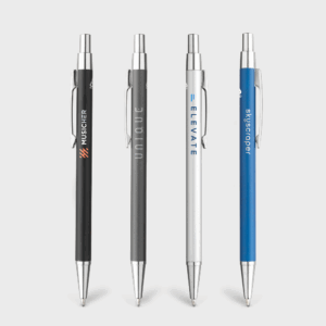 Quatre stylos de couleurs variées alignés