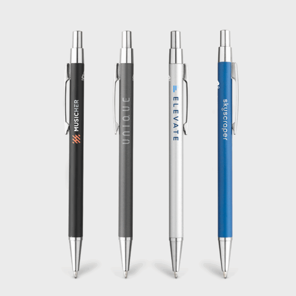 Quatre stylos de couleurs variées alignés