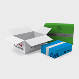 Trois boîtes en carton de différentes marques.